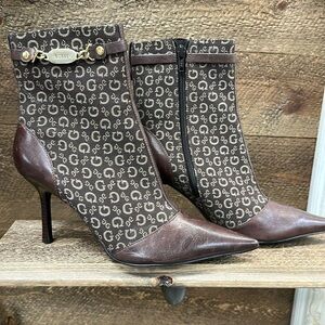 GUESS Monogram Brown Pointed-Toe Heeled Ankle Boots – Size 8.5